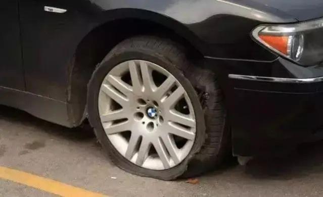 汽车紧急避险措施_发生汽车轮胎故障时的应急措施有哪些_高速行驶爆胎处理方法