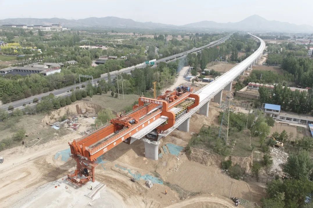 雄忻高铁最长特大桥箱梁架设圆满完成