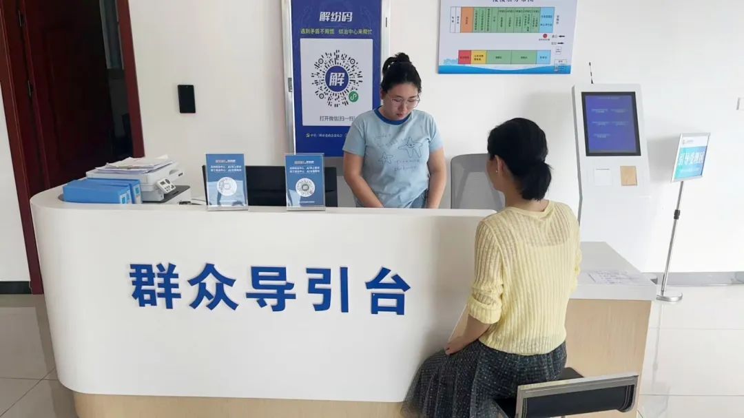 推开综治中心玻璃大门,引导受理区映入眼帘