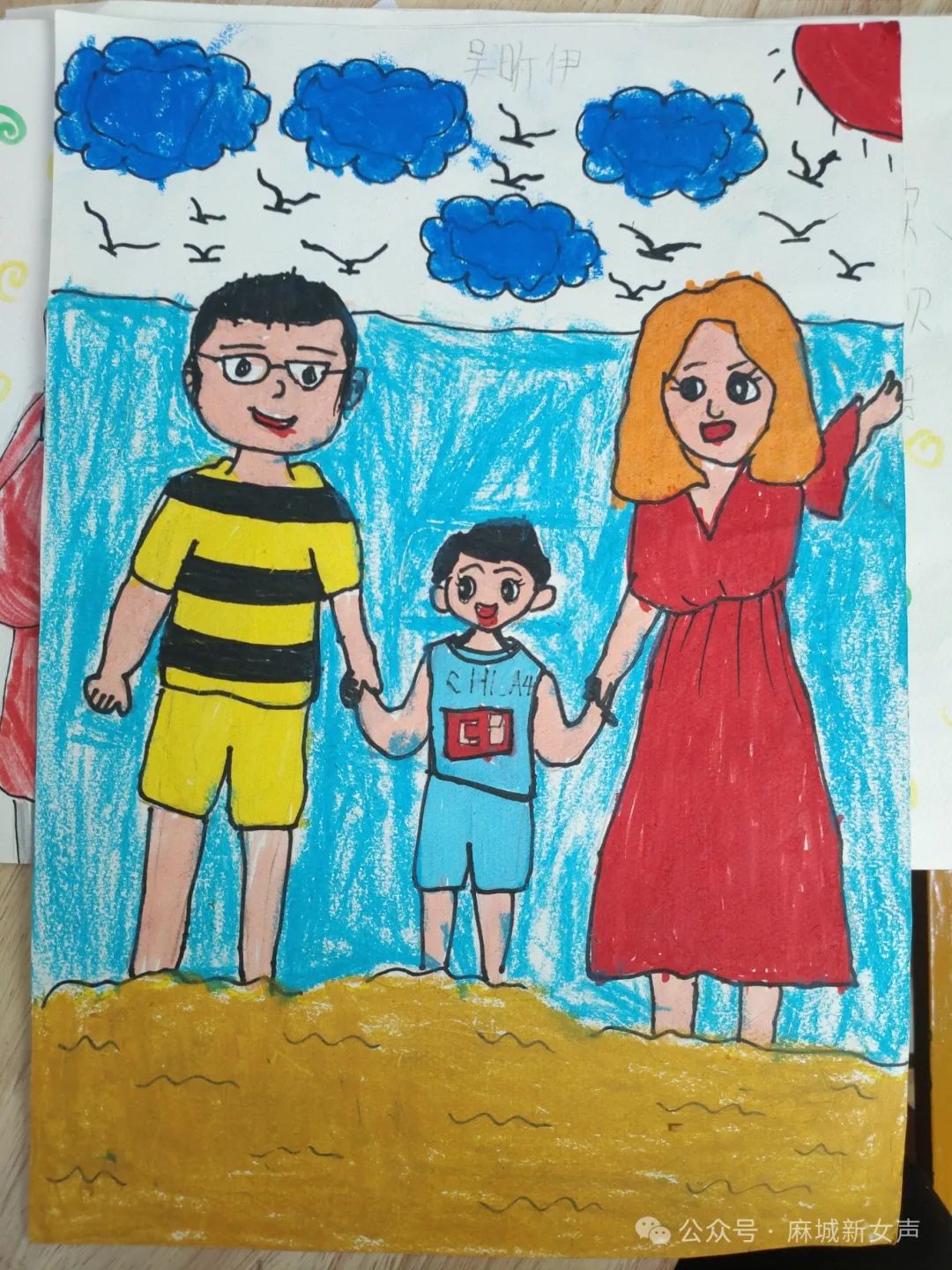 12组家庭以绘画创作为载体,在非遗剪纸的文化浸润中,共同探寻家风传承