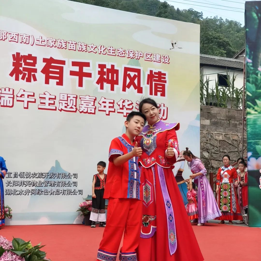 粽叶飘香话端午共绘团结一家亲——县妇联组织亲子家庭沉浸式体验非遗文化