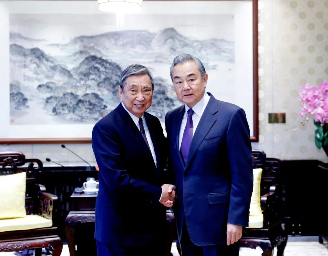 王毅会见日本国际贸易促进协会会长河野洋平