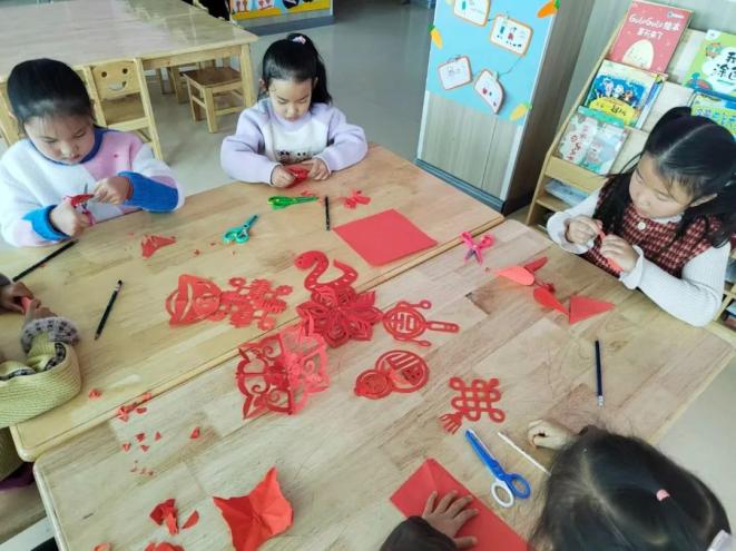 非遗润童心幼儿园活动_传统文化教案幼儿园_非遗文化长廊幼儿体验