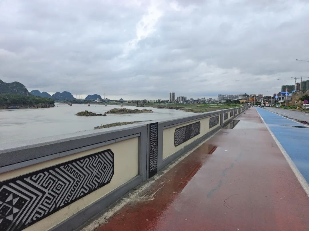 引发的洪水与坍岸风险,同时通过文化景观设计提升城市韧性及宜居性