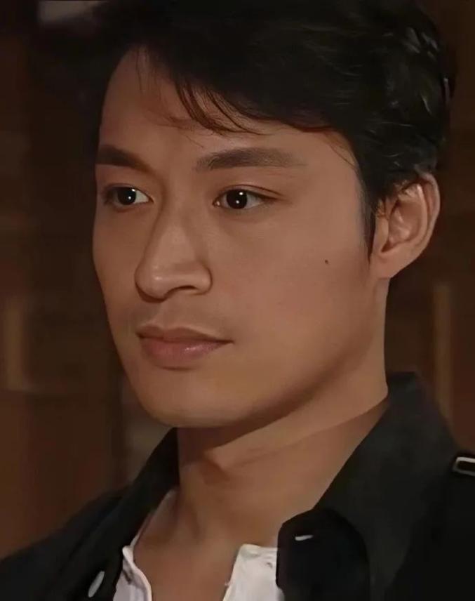 63岁马景涛直播中突然晕倒!