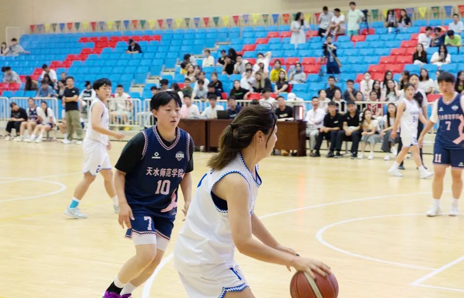 天水师范大学篮球交流指导活动_郑海霞王立彬校园篮球发展_郑海霞亲临助力，兰州市青少年篮球活动点燃校园激情！