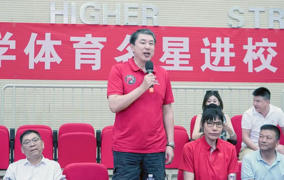 天水师范大学篮球交流指导活动_郑海霞王立彬校园篮球发展_郑海霞亲临助力，兰州市青少年篮球活动点燃校园激情！