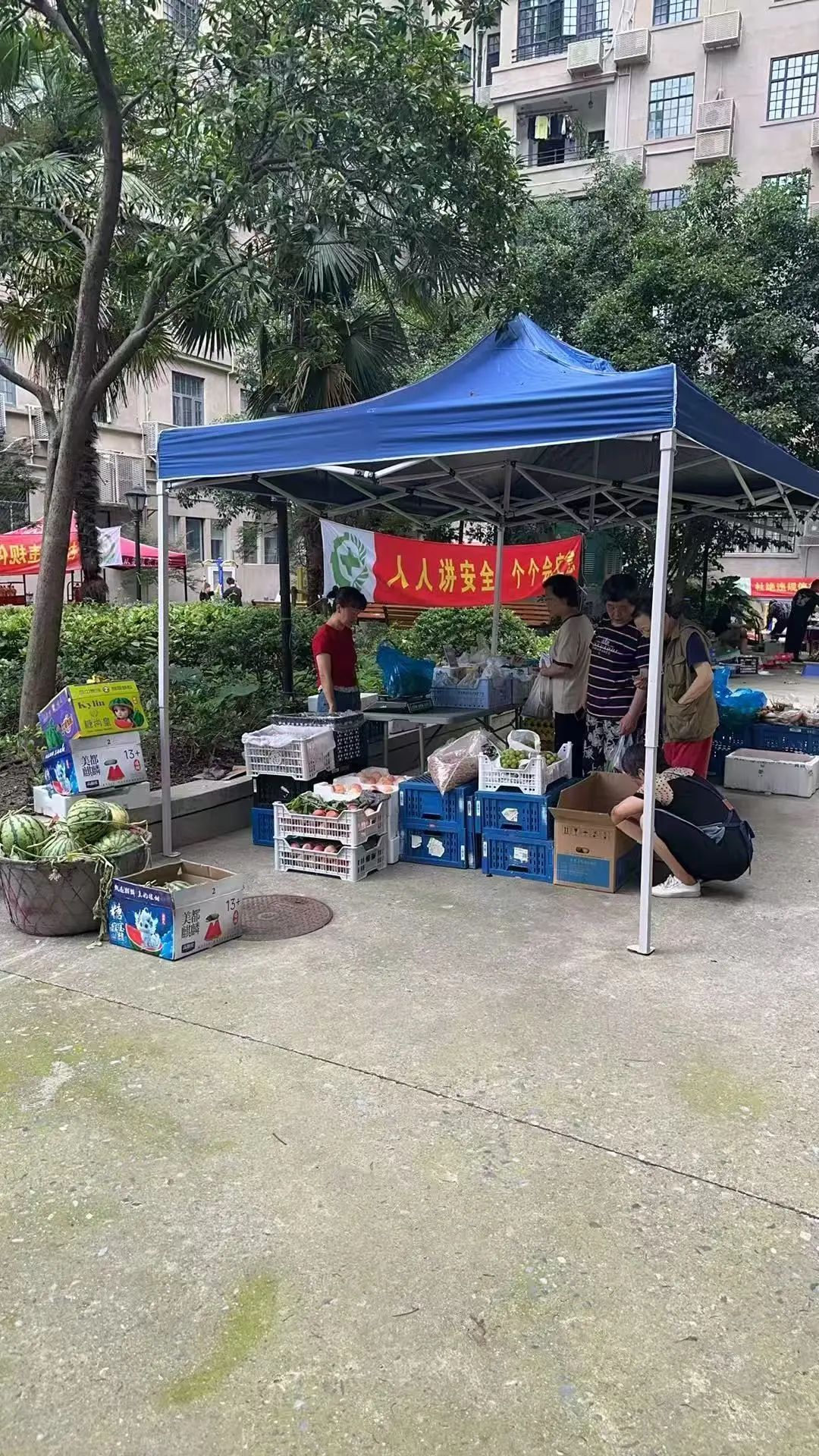 兴城物业公司举办河滨小区便民服务周活动