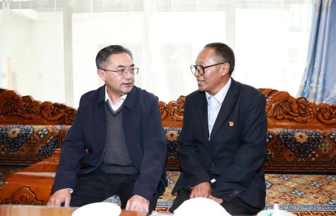 张海波在“七一”建党节看望慰问生活困难党员和老党员_澎湃号·政务_澎湃新闻-The Paper