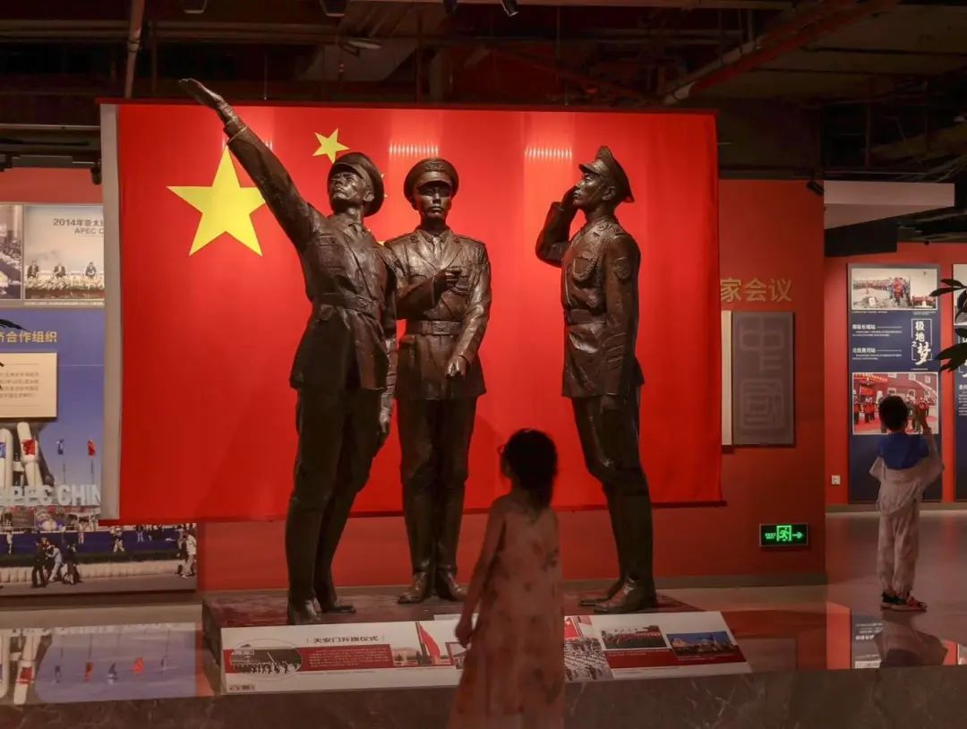 来看,他们用相机定格"红色印记"!