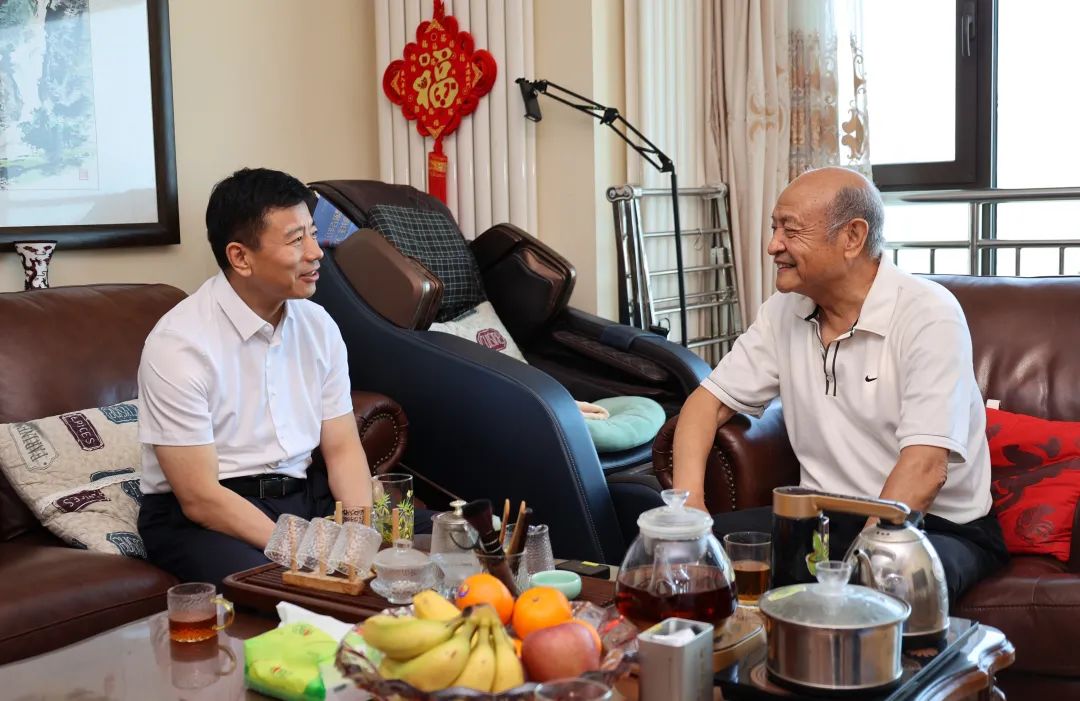 李明走访慰问学校老领导和院士专家