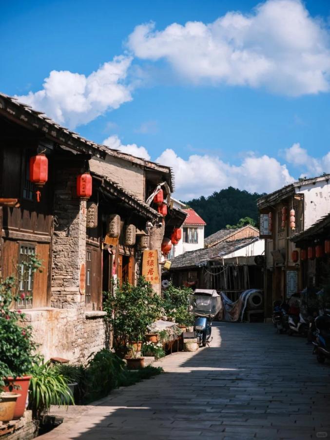 它是贵州的“精华”所在！避暑和小吃都是满分！今夏，就来21℃的安顺打卡~