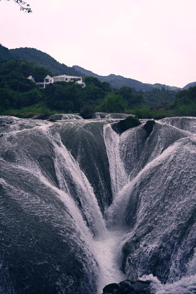 它是贵州的“精华”所在！避暑和小吃都是满分！今夏，就来21℃的安顺打卡~
