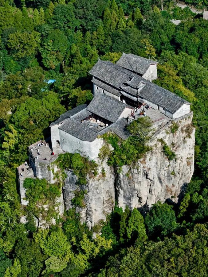 它是贵州的“精华”所在！避暑和小吃都是满分！今夏，就来21℃的安顺打卡~
