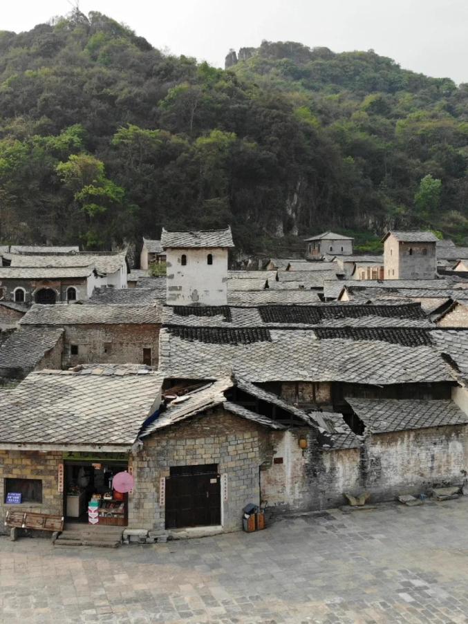 它是贵州的“精华”所在！避暑和小吃都是满分！今夏，就来21℃的安顺打卡~