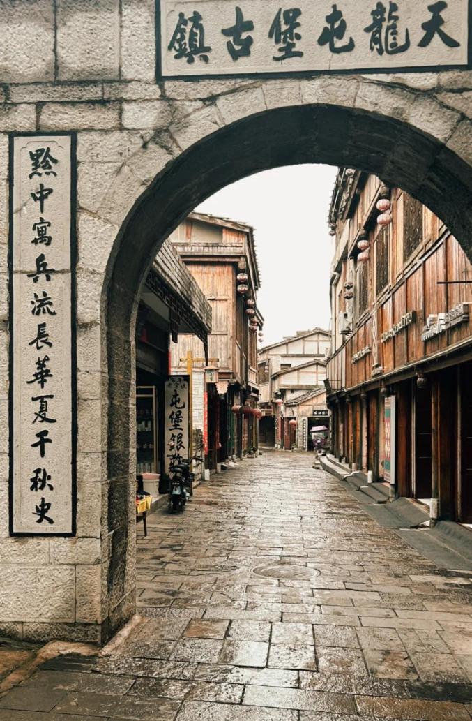它是贵州的“精华”所在！避暑和小吃都是满分！今夏，就来21℃的安顺打卡~