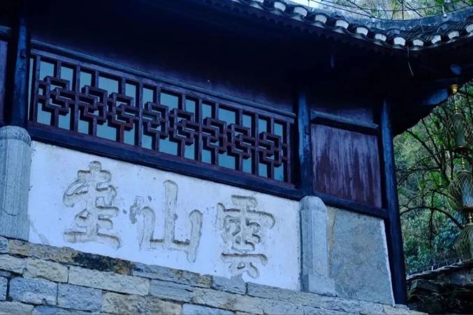 它是贵州的“精华”所在!避暑和小吃都是满分!今夏,就来21℃的安顺打卡~