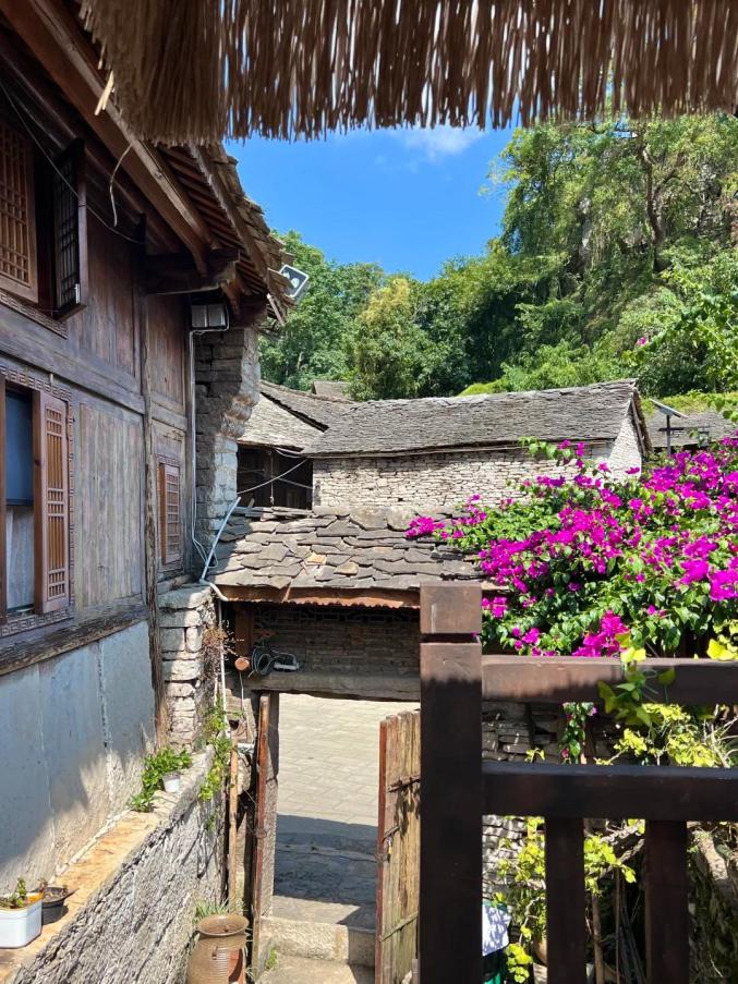 它是贵州的“精华”所在！避暑和小吃都是满分！今夏，就来21℃的安顺打卡~