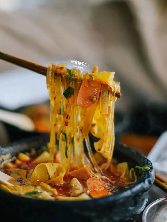 它是贵州的“精华”所在！避暑和小吃都是满分！今夏，就来21℃的安顺打卡~