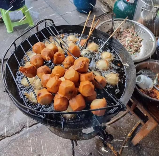 它是贵州的“精华”所在！避暑和小吃都是满分！今夏，就来21℃的安顺打卡~