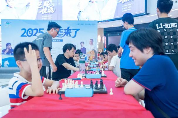 2025年国际跳棋与五子棋全民健身示范活动 —巡回教学站走进_中国象棋国际象棋AI对弈体验_2025棋王来了盈浦街道双棋科普活动
