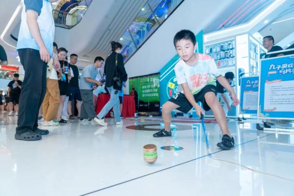 中国象棋国际象棋AI对弈体验_2025年国际跳棋与五子棋全民健身示范活动 —巡回教学站走进_2025棋王来了盈浦街道双棋科普活动