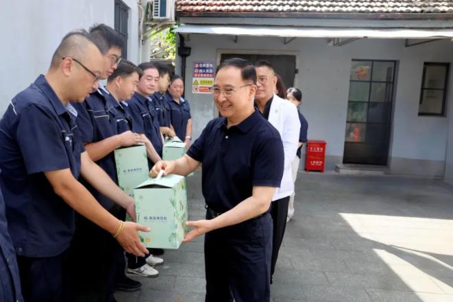 秘密:黄冲带队开展夏季高温慰问并走访慰问老干部