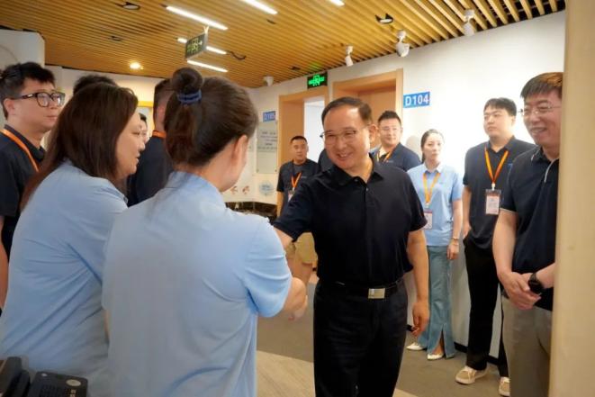 区政协高温慰问一线工作者_慰问老干部 夏送凉_上海徐房绿化慰问绿化工人