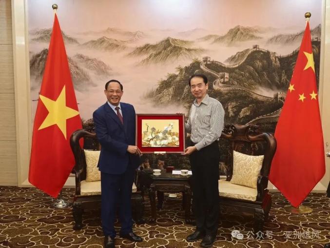 中国驻越南大使何炜会见越南国会副主席陈光方