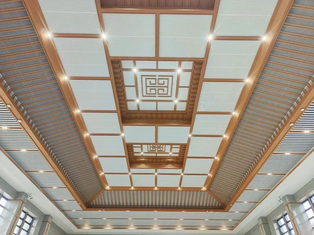 天花吊顶采用中式传统藻井的形式,三层叠级吊顶高低错落有致,结合拉网