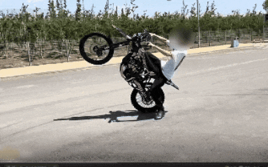 "鬼火少年"为博眼球飙车炫技 警方:绝不惯着!