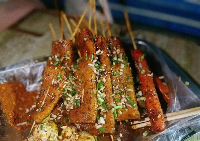 贵州黑暗美食—>本地人：香香香 外地人：你不要过来啊！