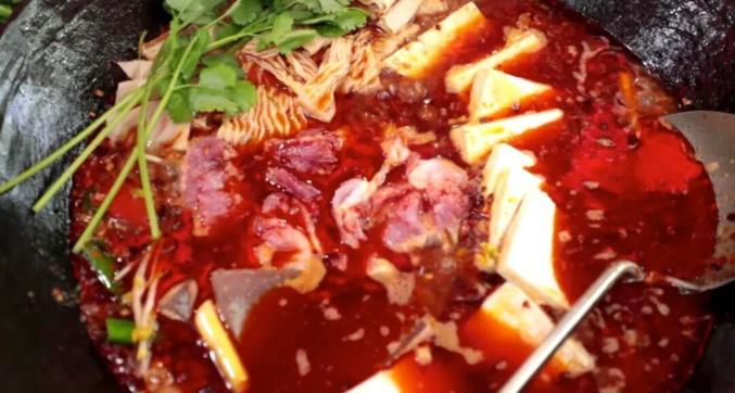 贵州黑暗美食—>本地人：香香香 外地人：你不要过来啊！