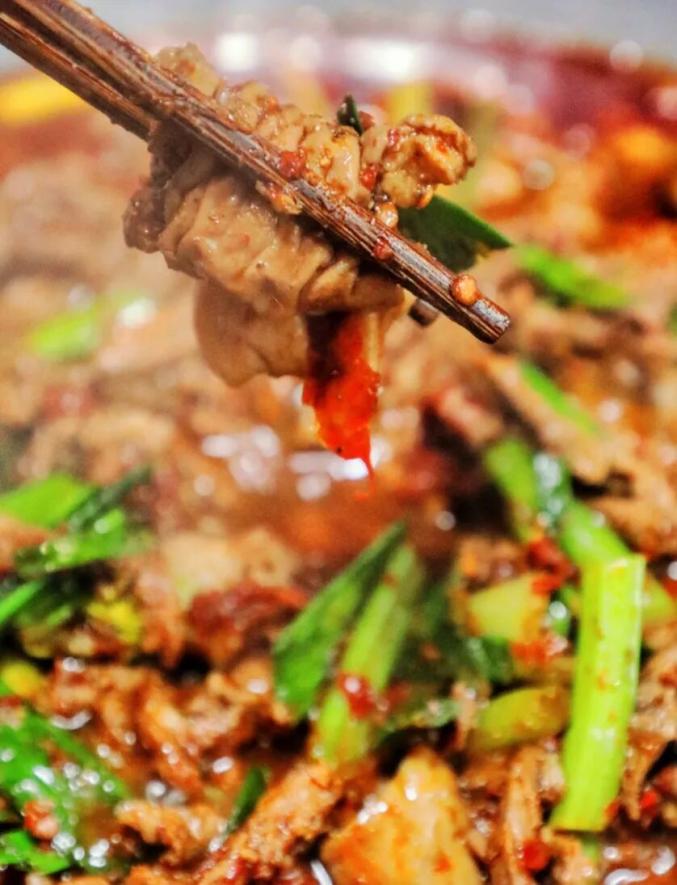贵州黑暗美食—>本地人：香香香 外地人：你不要过来啊！