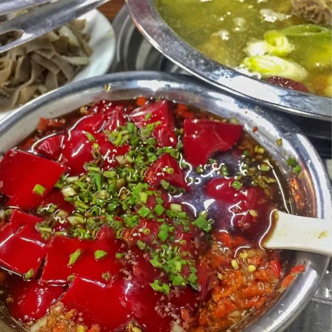 贵州黑暗美食—>本地人：香香香 外地人：你不要过来啊！