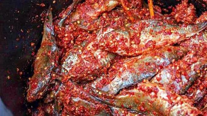 贵州黑暗美食—>本地人：香香香 外地人：你不要过来啊！