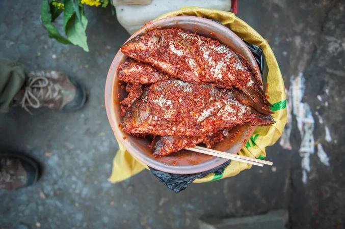 贵州黑暗美食—>本地人：香香香 外地人：你不要过来啊！