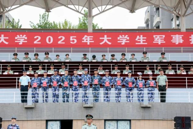 英姿飒爽！西工大2025年军训汇报现场高燃！