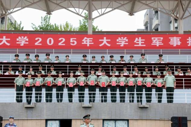 英姿飒爽！西工大2025年军训汇报现场高燃！