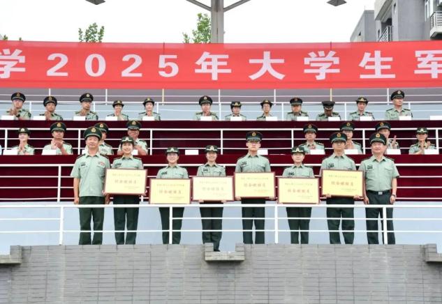 英姿飒爽！西工大2025年军训汇报现场高燃！