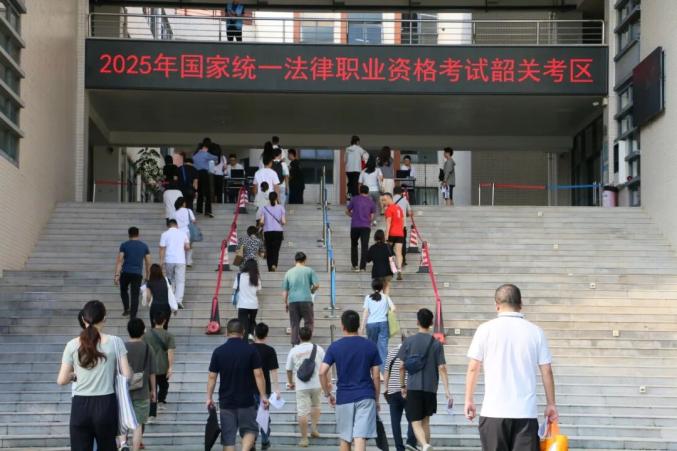 佛山司法考试考场_广东省2025年国家统一法律职业资格考试客观题考试_广东法考客观题考试报名人数近8万人