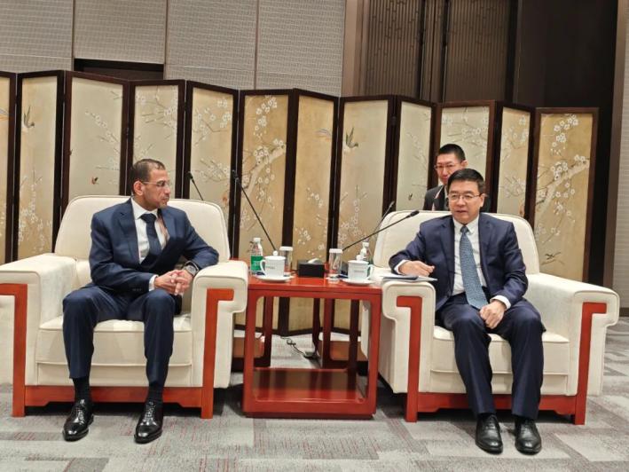 卢向东副会长会见阿拉伯城市组织秘书长和阿曼佐法尔省市政厅主席_澎湃号·政务_澎湃新闻-The Paper