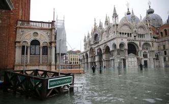 威尼斯又被淹，居民站在水中买面包