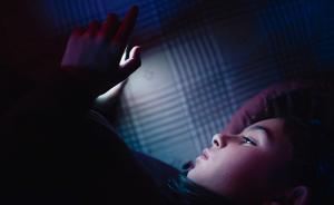 三成英國人半夜看手機，@入侵床影響的不只是夫妻關(guān)系