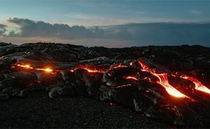 他们拍下基拉韦厄火山创造陆地的过程