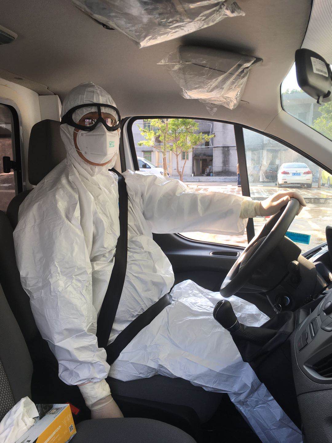 与疫情赛跑的司机李钦