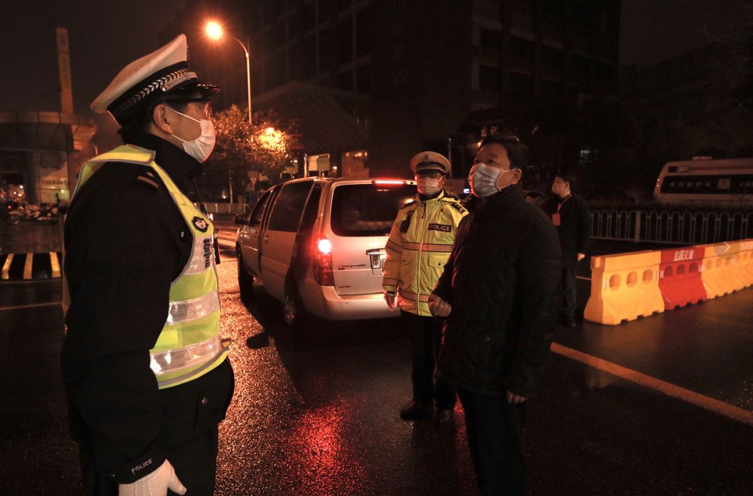 冷雨中,幾位民警正在東山大道交通管制點執勤,對出入車輛進行檢查.