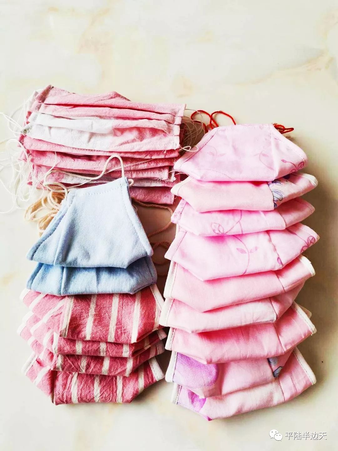 战疫中的她们巧手自制小口罩暖心关爱锁针脚