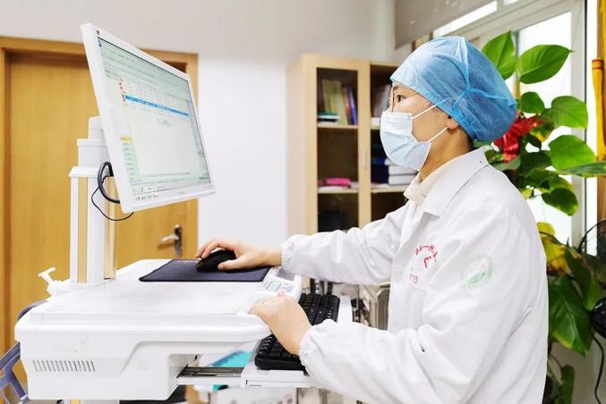 疫线她面孔郑坚我是一名呼吸科专业的医生让我先上