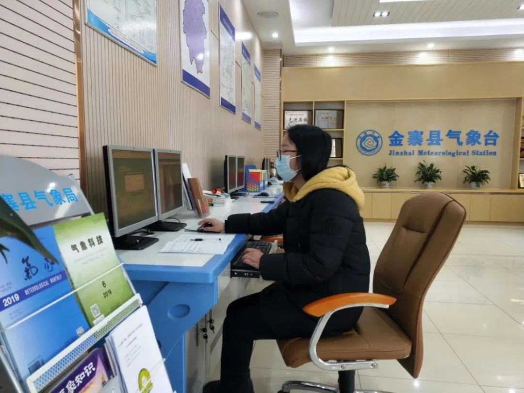 第二天,汪海鸥回到了业务值班室,而丁建隆深入社区疫情防控一线.